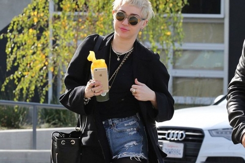 Απορεί και η Miley Cyrus για το πως ήταν και πως έγινε!