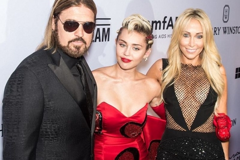 Miley Cyrus: Η μαμά της εμφανίζεται με see through!