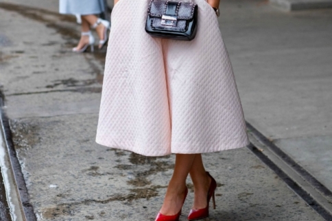 Style guide: Έχεις κοιλίτσα; Αυτές οι φούστες είναι φτιαγμένες για εσένα (ρεπορτάζ αγοράς)