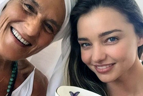 Τι DNA! Η Miranda Kerr στα 32 μοιάζει με έφηβη