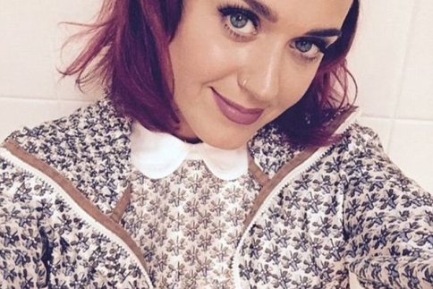 To λες και κιτς! H Katy Perry έβαψε μωβ τα μαλλιά της