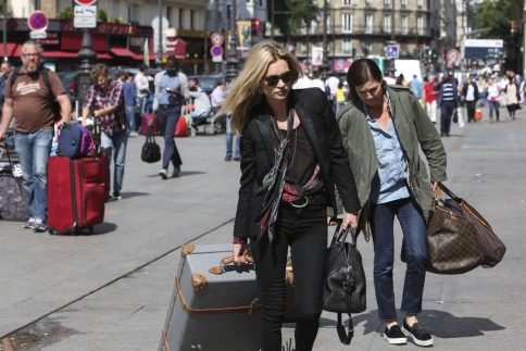 Ποια ντίβα; Η Kate Moss ταξιδεύει με το τρένο!