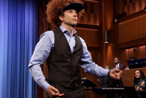 Ήξερες ότι ο Bradley Cooper παίζει τέλεια air-guitar;