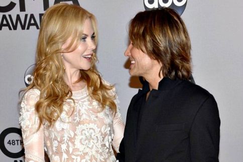 Απρόσεχτος ο Keith Urban, πιάνει δημόσια τα οπίσθια της Kidman