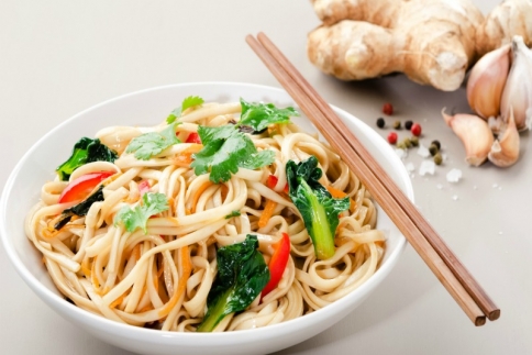 Συνταγή απλή και διαιτητική: Σαλάτα με noodles και σάλτσα ροδιού 
