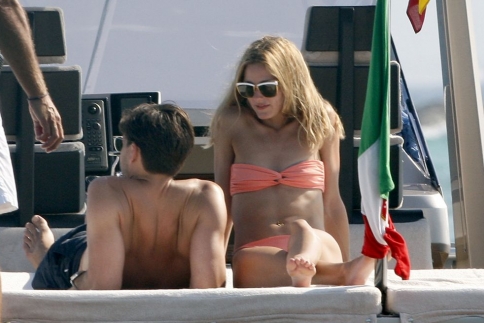 Η Olivia Palermo είναι fashion icon και με μαγιό