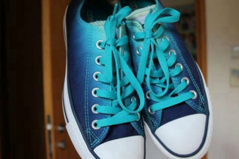 DIY : Φτιάξε τα πιο εντυπωσιακά μπλε sneakers με ombre εφέ