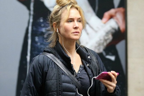 Bridget Jones is back! Κάνει χαλαρή βόλτα στα μαγαζιά!