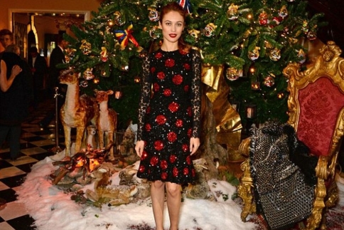 Η Olga Kurylenko άναψε το δέντρο της Dolce & Gabbana