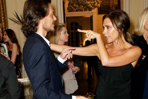 Victoria Beckham : Ήπιε λίγο παραπάνω στο πάρτι του αμερικανού πρέσβη