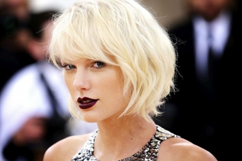 Αυτός είναι έρωτας! Η Taylor Swift κάνει δώρο τον ρόλο του James Bond στον Tom Hiddleston