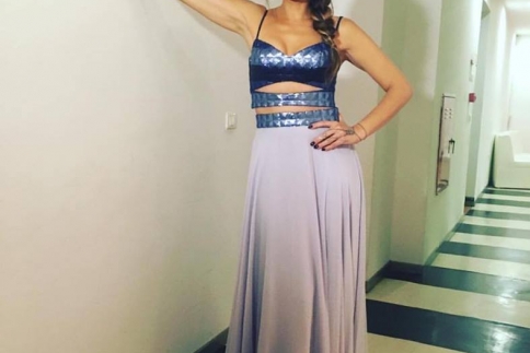 YFSF : Η Κατερίνα Παπουτσάκη με Grecian Chic look στο 10 live 