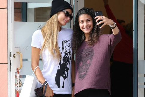 Cheeeese! H Paris Hilton βγάζει selfie με θαυμάστρια