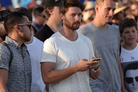 Patrick Schwarzenegger: Με το κινητό στο χέρι και μόνος!