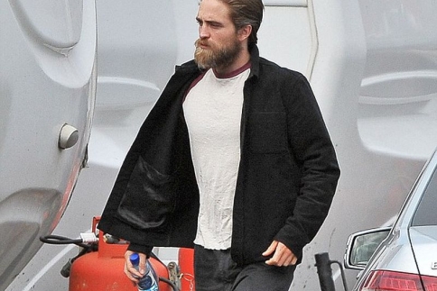 Robert Pattinson : Αγνώριστος με μούσια στη Βόρειο Ιρλανδία