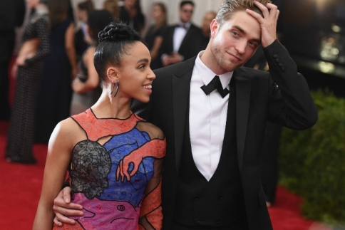 Robert Patinson και FKA Twigs: Γιατί αναβάλλεται ο γάμος