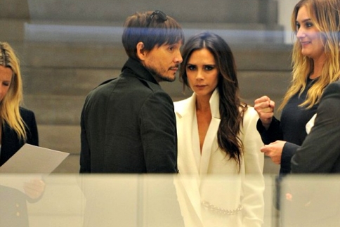 Το σπάνιο χαμόγελο της Victoria Beckham και το Αll Τime Classic λευκό παλτό της