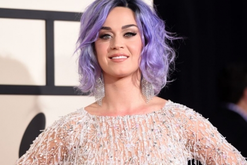 Katy Perry: Έκανε πεντικιούρ… μάτια για την γλωσσοφαγιά!