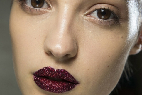 Step by step οδηγίες για τα glitter lips του Versace που μας ξετρέλαναν