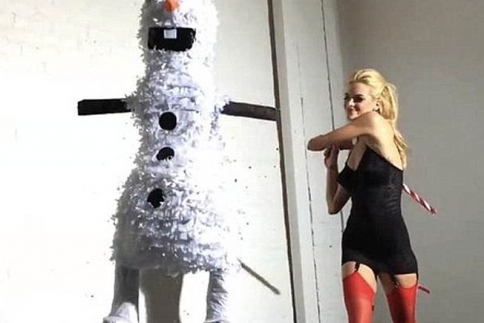 Jaime King: Με ζαρτιέρες και ρόπαλο σπάει πινιάτα! (video)