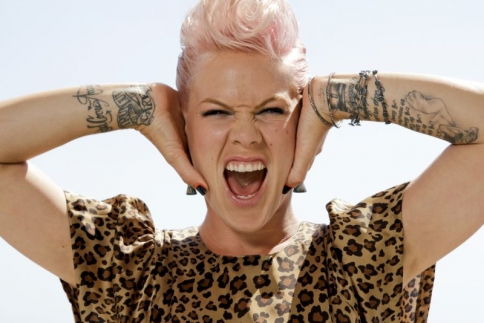 Pink: Έγινε έξαλλη επειδή την είπαν χοντρή!