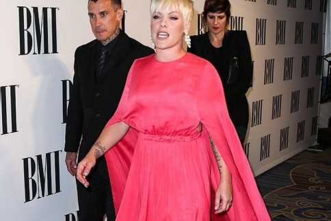 Pink: Δεν με νοιάζει τι λένε για τα κιλά μου