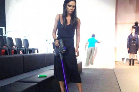 Victoria Beckham: Καθαρίζει μέχρι και την πασαρέλα
