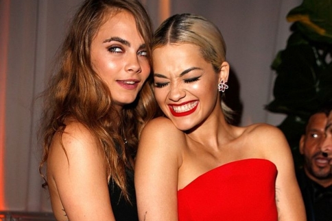 Οι αγκαλιές της Rita Ora και της Cara Delevingne στο πάρτι των Golden Globes