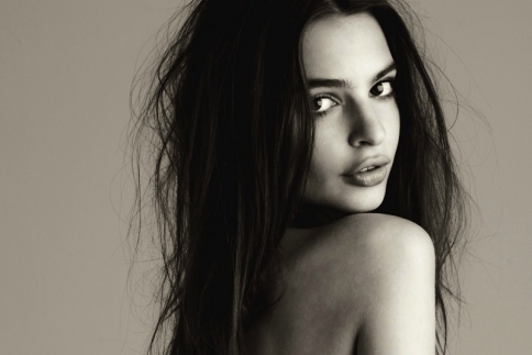 H sexy Emily Ratajkowski χορεύει με τα εσώρουχα και ένα πάντα!