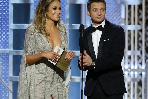 Jeremy ντροπή! Το σχόλιο του Renner για το στήθος της Jennifer Lopez