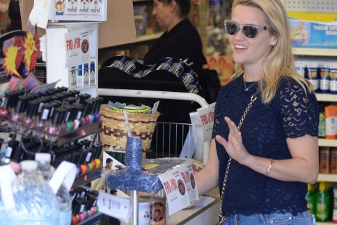 Reese Witherspoon: Ψωνίζει από τα… φτηνά!