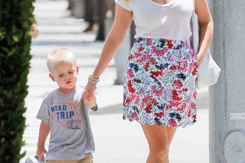 Φόρεσε τη φλοράλ φούστα όπως η Reese Witherspoon