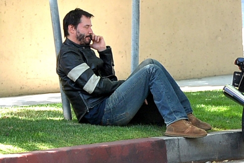 Keanu Reeves: Αράζοντας στο… γκαζόν!