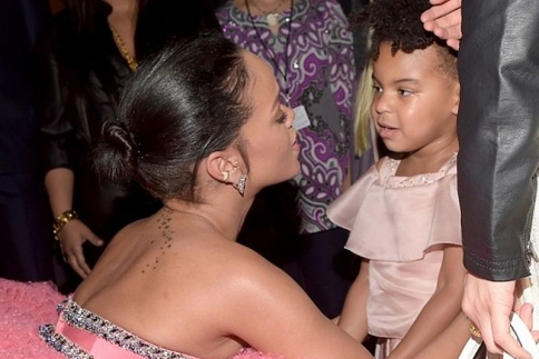 Grammy Awards 2015: Η νονά… Rihanna με την Blue Ivy στην αγκαλιά