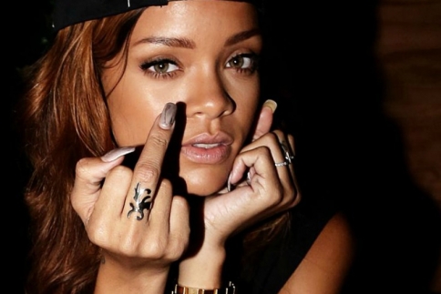 Rihanna: Η δίωξη ηλεκτρονικού εγκλήματος στα ίχνη του ψυχωτικού stalker που θέλει να τη σκοτώσει!