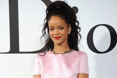 Rihanna: Το κατάφερε κι αυτό! Γιατί γράφει ιστορία σαν νέο πρόσωπο του  Dior