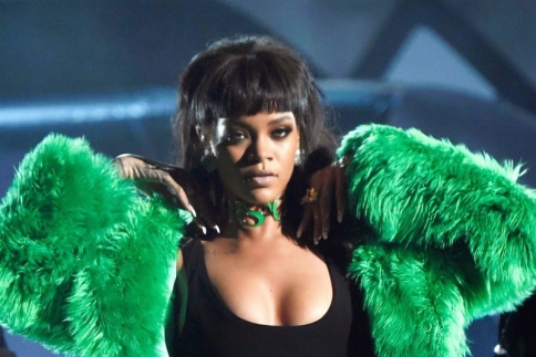 Rihanna: Οι καυτές σκηνές από το νέο προκλητικό clip Bitch Better Have My Money