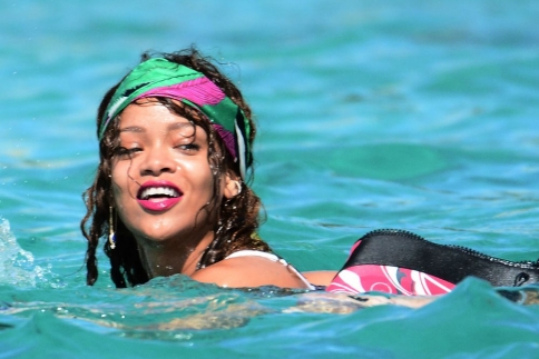 H Rihanna με ή χωρίς τον Lewis μας φτιάχνει την μέρα!