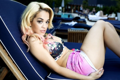 Η Rita Ora ξαναχτυπά! O sexy χορός της σε κότερο