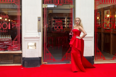 Rita Ora: Lady in Red σε εκδήλωση