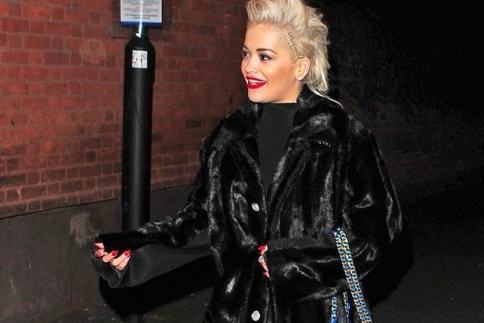 Rita Ora: Το πιο sexy ατύχημα της! Η αποκαλυπτική εμφάνιση που θέλει να ξεχάσει