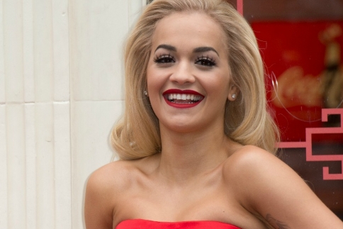 Αυθεντικό vintage μακιγιάζ από την Rita Ora