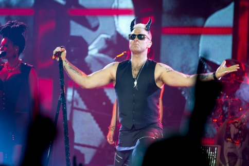 Robbie Williams: Ο μοναδικός performer εντυπωσιάζει επί σκηνής