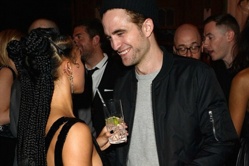 Robert Pattinson- FKA Τwigs: Χεράκι χεράκι σε κοινή έξοδο