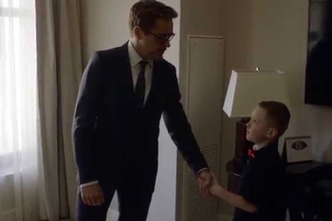 Είναι σούπερ ήρωας! Ο Robert Downey Jr. έδωσε το βιονικό χέρι του Iron Man σε παιδάκι