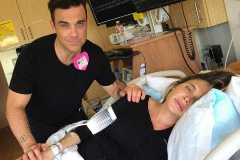 Ο Robbie Williams χορεύει και η γυναίκα του γεννάει! (Video)