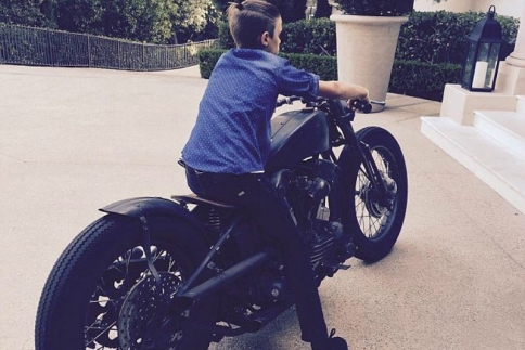 Romeo Beckham: Έχει πρότυπο τον μπαμπά του και τον αντιγράφει!