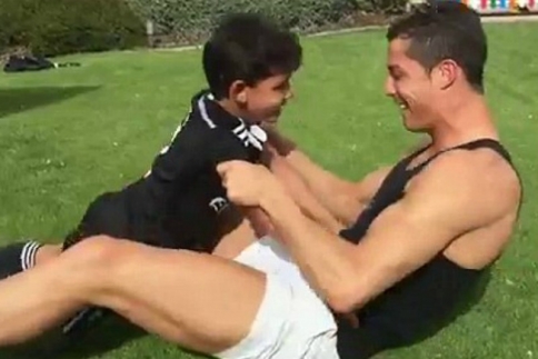 Ενώ ο Ronaldo παίζει  με το γιο του η Irina Shayk παίζει με τον Bradley Cooper 