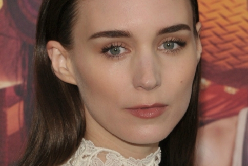 Φωτοσκίαση: Για να πετύχεις τις γωνίες της Rooney Mara δοκίμασε αυτά τα bronzer