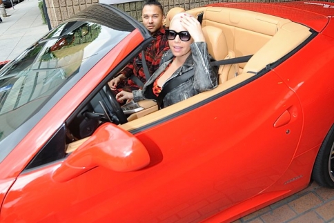 Συμβαίνει και στις διάσημες: Η Amber Rose δεν μπορεί να αλλάξει λάστιχο